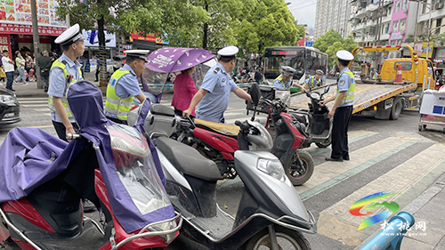 縣交警大隊(duì)：集中整治城區(qū)摩托車亂停亂放行為