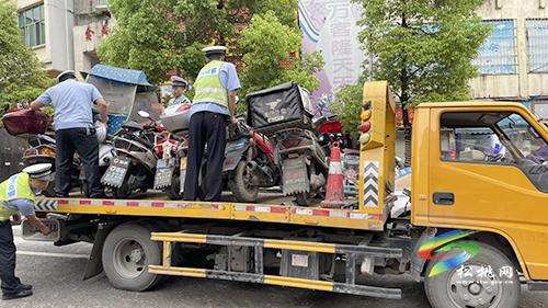 縣交警大隊(duì)：集中整治城區(qū)摩托車亂停亂放行為