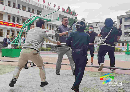 ​妙隘鄉(xiāng)完小組織開(kāi)展反恐防暴演練