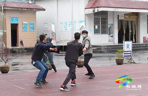 ​大路鎮(zhèn)完小開(kāi)展校園防暴恐演練活動(dòng)