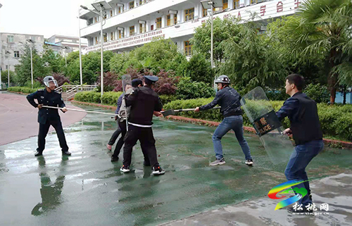 ​大路鎮(zhèn)完小開(kāi)展校園防暴恐演練活動(dòng)
