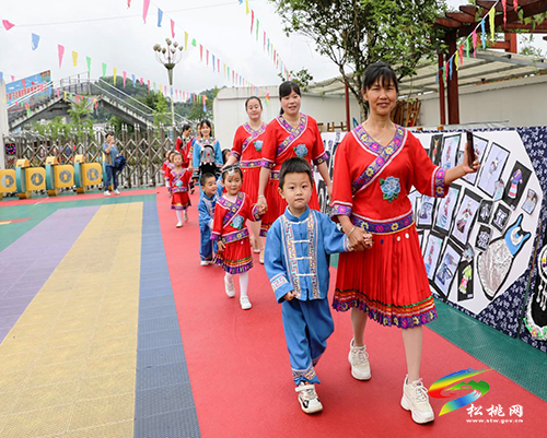 ​松桃第二幼兒園舉行“多彩四月八.濃濃民族情”主題活動(dòng)