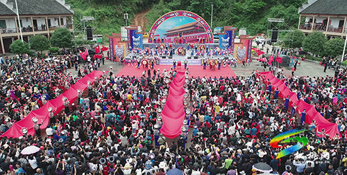​中國苗王城：數(shù)萬賓朋相聚，歡慶四月八