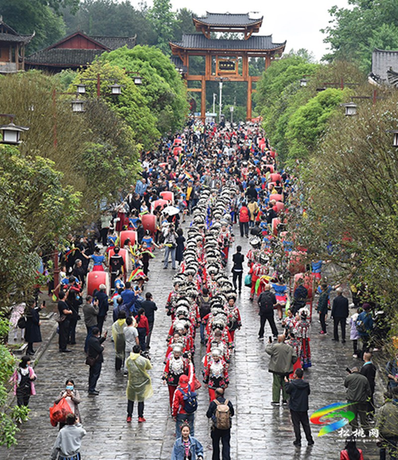 ​中國苗王城：數(shù)萬賓朋相聚，歡慶四月八