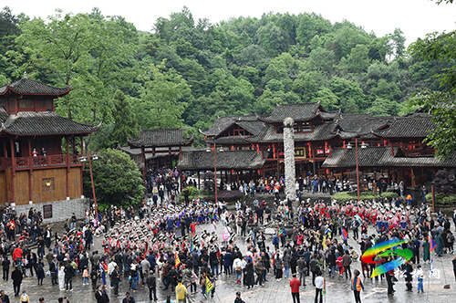 ​中國苗王城：數(shù)萬賓朋相聚，歡慶四月八