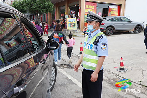 松桃交警圓滿完成2021年“中國旅游日”暨松桃苗族“四月八”系列活動安保任務(wù)