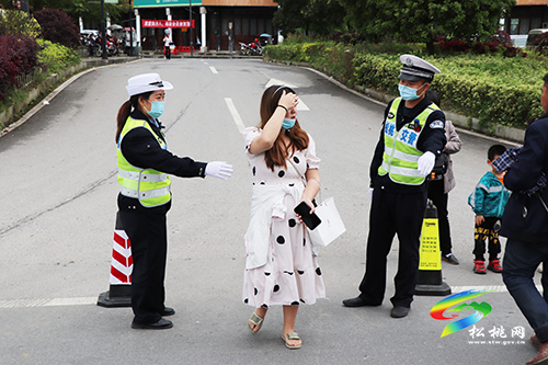 松桃交警圓滿完成2021年“中國旅游日”暨松桃苗族“四月八”系列活動安保任務(wù)