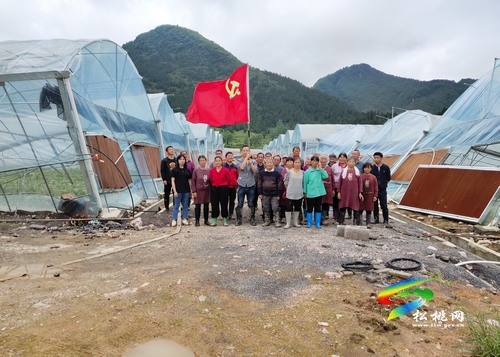 普覺鎮(zhèn)真旗屯社區(qū)：黨旗飄揚(yáng)在受災(zāi)現(xiàn)場