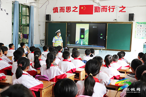 松桃交警大隊(duì)“六.一”兒童節(jié)開(kāi)展“守護(hù)安全·童行中國(guó)”進(jìn)校園宣傳活動(dòng)