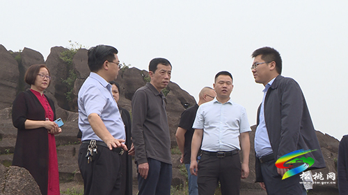 陳代文一行來松桃調(diào)研少數(shù)民族特色村寨保護與發(fā)展情況