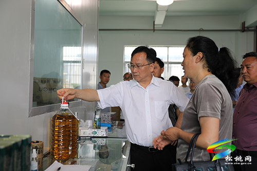 省人大農(nóng)委主任委員楊云一行來(lái)松桃調(diào)研油茶產(chǎn)業(yè)工作
