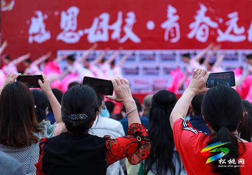 松桃第三高級中學舉行2021屆“感恩母校青春遠航”畢業(yè)典禮