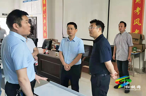​吳廷友調(diào)研檢查高考準(zhǔn)備工作