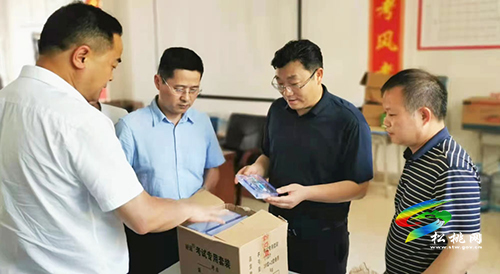 ​吳廷友調(diào)研檢查高考準(zhǔn)備工作
