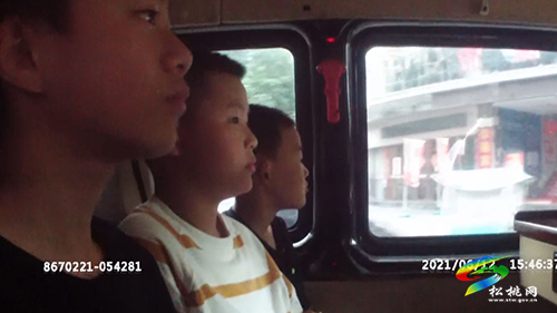 兩小孩游泳溺水，三人全力以赴施救轉(zhuǎn)危為安