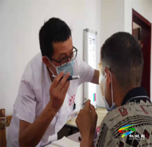 【奮斗百年路　啟航新征程】​松桃民族中醫(yī)院到福利園開展健康義診活動(dòng)
