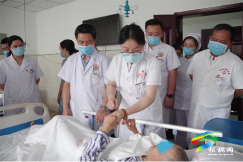 【奮斗百年路　啟航新征程】​松桃民族中醫(yī)院到福利園開展健康義診活動(dòng)