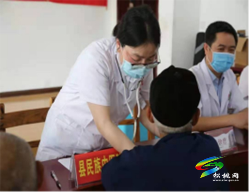 【奮斗百年路　啟航新征程】​松桃民族中醫(yī)院到福利園開展健康義診活動(dòng)