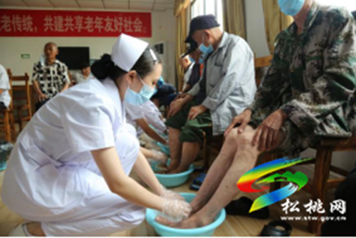 【奮斗百年路　啟航新征程】​松桃民族中醫(yī)院到福利園開展健康義診活動(dòng)