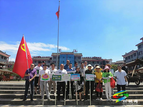 ​【奮斗百年路　啟航新征程】​團(tuán)山社區(qū)開展“黨旗在基層一線高高飄揚(yáng)”環(huán)境大整治活動(dòng)
