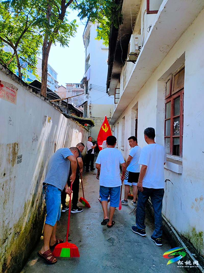 【我為群眾辦實(shí)事】】蓼皋街道開(kāi)展“黨旗在基層一線(xiàn)高高飄揚(yáng)”環(huán)境衛(wèi)生整治志愿服務(wù)活動(dòng)