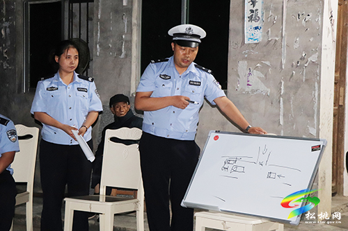 松桃交警開展“壩壩會(huì)”與農(nóng)村“一老一小”群體分享交通安全“食糧”