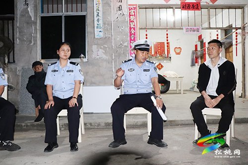 松桃交警開展“壩壩會(huì)”與農(nóng)村“一老一小”群體分享交通安全“食糧”