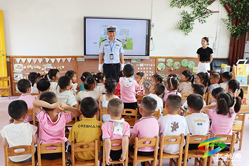 【我為群眾辦實(shí)事】松桃交警走進(jìn)幼兒園開展交通安全宣傳教育