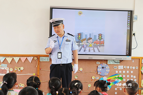 【我為群眾辦實(shí)事】松桃交警走進(jìn)幼兒園開展交通安全宣傳教育
