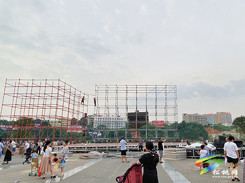 陳浩到松桃世昌廣場(chǎng)調(diào)研“熱烈慶祝中國(guó)共產(chǎn)黨成立100周年”文藝晚會(huì)籌備工作