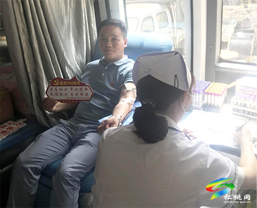 【我為群眾辦實(shí)事】蓼皋街道濱江社區(qū)開展“我為黨旗添風(fēng)采”無償獻(xiàn)血活動(dòng)