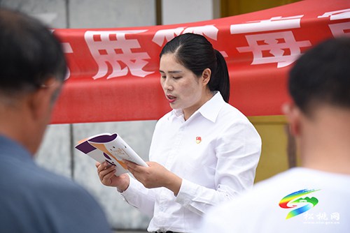 松桃融媒體中心赴長(zhǎng)坪鄉(xiāng)盤報(bào)村開(kāi)展禁毒宣傳活動(dòng)