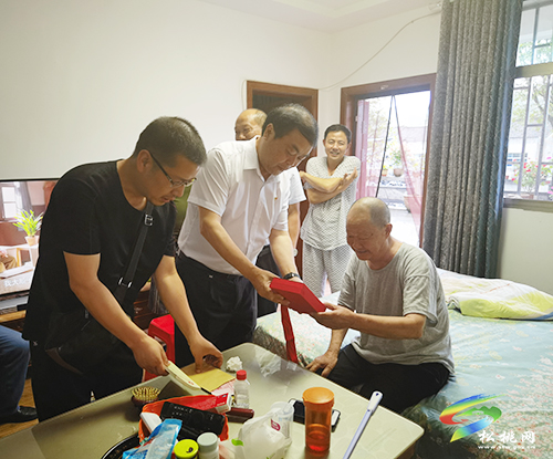 唐永明走訪慰問(wèn)縣人大機(jī)關(guān)支部離退休老黨員