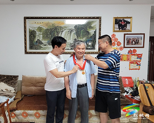 【奮斗百年路　啟航新征程】​松桃審計局為在黨五十年老同志頒發(fā)紀念章