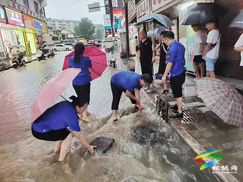 【我為群眾辦實(shí)事】暴雨來襲，松桃城管堅(jiān)守一線為市民保駕護(hù)航