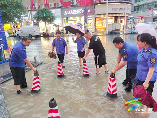 【我為群眾辦實(shí)事】暴雨來襲，松桃城管堅(jiān)守一線為市民保駕護(hù)航