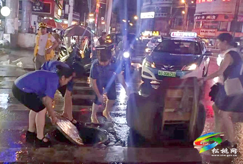 【我為群眾辦實(shí)事】暴雨來襲，松桃城管堅(jiān)守一線為市民保駕護(hù)航