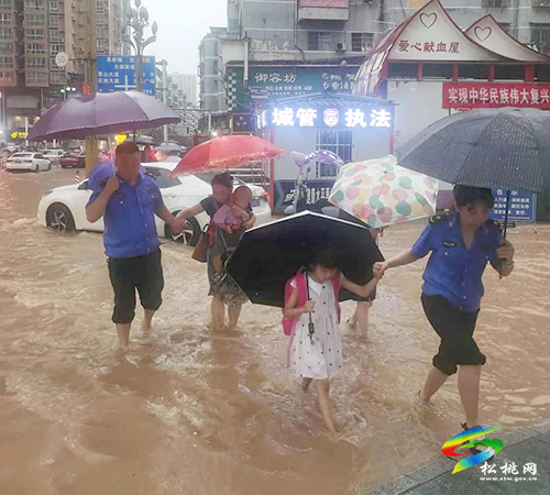 【我為群眾辦實(shí)事】暴雨來襲，松桃城管堅(jiān)守一線為市民保駕護(hù)航