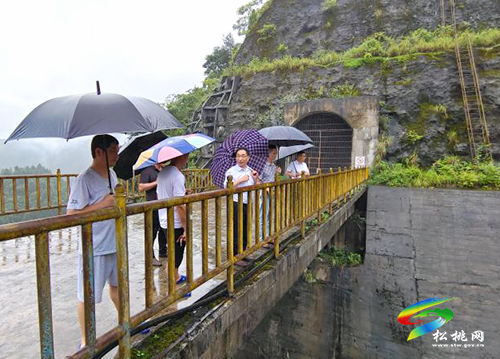 丁和平到防汛一線視察災(zāi)情