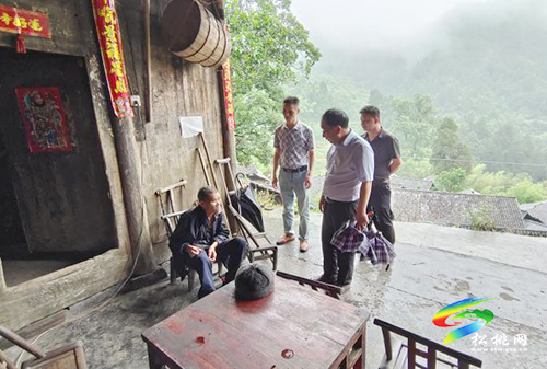 丁和平到防汛一線視察災(zāi)情