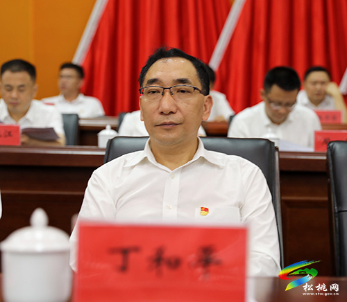 ​松桃苗族自治縣“兩優(yōu)一先”表彰大會召開