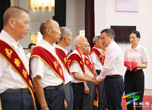 ​松桃苗族自治縣“兩優(yōu)一先”表彰大會召開