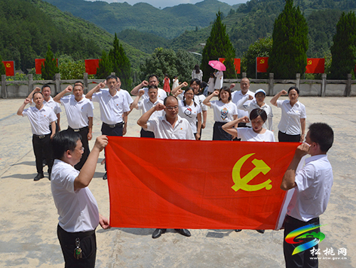 松桃衛(wèi)健局赴石阡縣困牛山紅軍戰(zhàn)斗遺址開展“尋訪紅色足跡緬懷革命先烈”革命傳統(tǒng)教育實踐活動