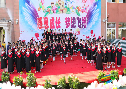 松桃第二幼兒園舉辦“感恩成長、夢想飛翔”大班畢業(yè)文藝匯演活動