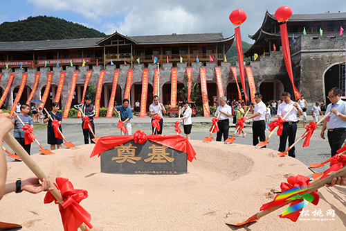 松桃苗族自治縣旅游產(chǎn)業(yè)重大項(xiàng)目臘爾山紅石堡景區(qū)項(xiàng)目、潛龍洞景區(qū)升級(jí)改造項(xiàng)目開(kāi)工奠基儀式舉行