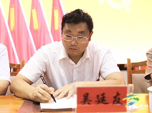 宣布松桃苗族自治縣人民武裝部黨委第一書(shū)記龍群躍同志任職大會(huì)召開(kāi)