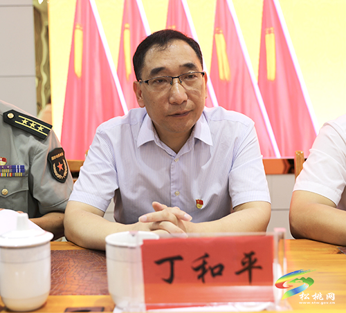 宣布松桃苗族自治縣人民武裝部黨委第一書(shū)記龍群躍同志任職大會(huì)召開(kāi)