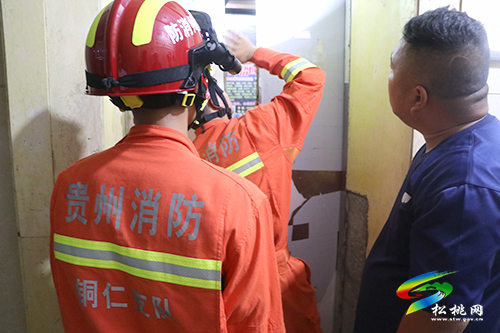 兩人被困電梯松桃消防成功救出