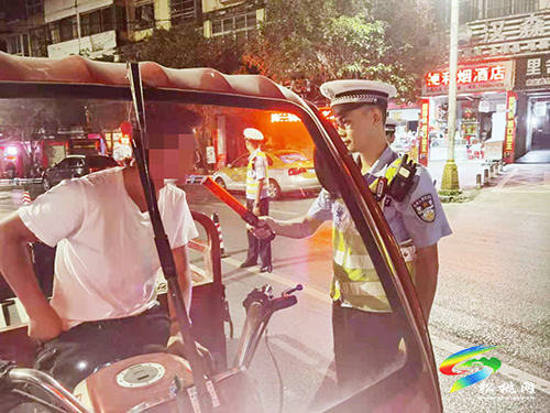 松桃交警嚴(yán)查酒駕違法行為不放松