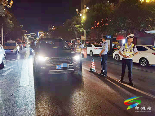 松桃交警嚴(yán)查酒駕違法行為不放松